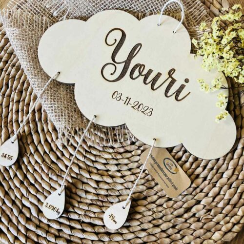 Nuage-en-bois-personnalisé-pour-naissance