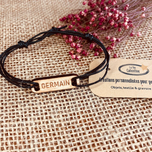 Bracelet en bois gravé avec un prénom