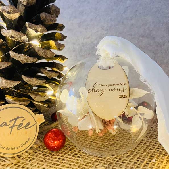 Boule de Noël en verre, bois et fleurs séchées