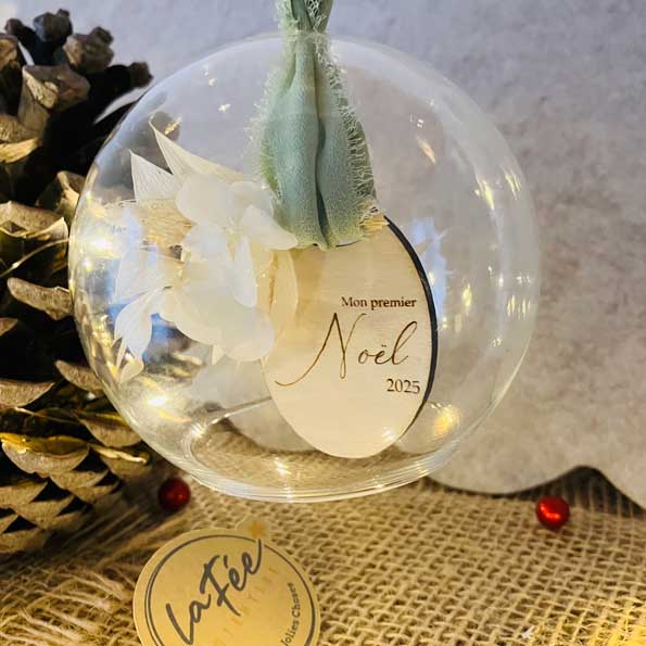Boule de Noël en verre, bois et fleurs séchées "Mon premier Noël"