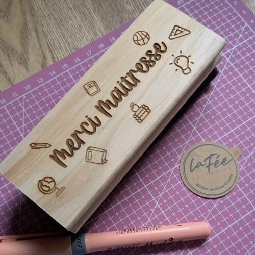 Brosse en bois gravée Merci Maitresse